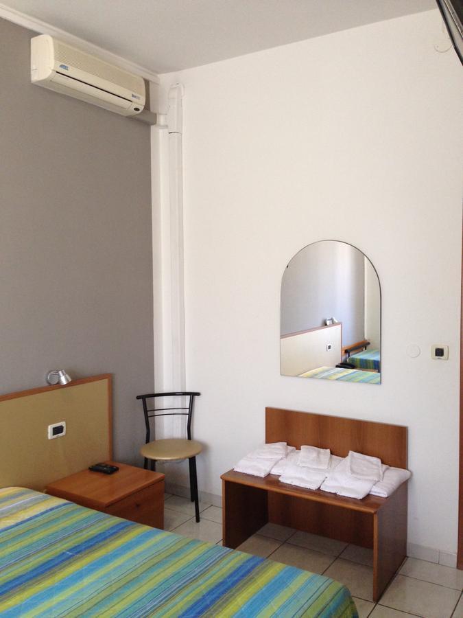 Lo Scoglio Hotel Castelnuovo del Garda Buitenkant foto